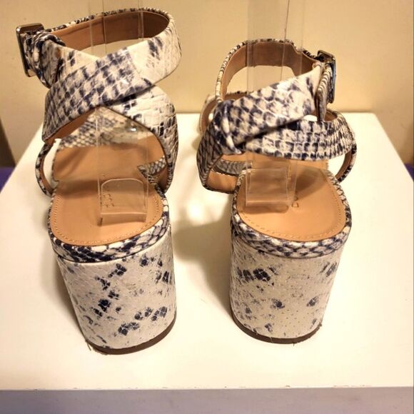 BCBG "Danni" Snakeskin Print Leather Toe Ring Chunky Heel Sandals Sz.8/38.5 $150 - Picture 4 of 9